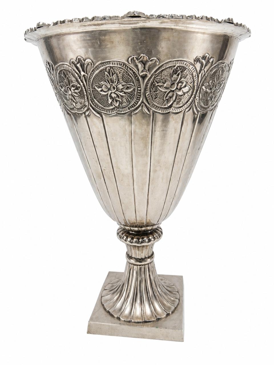 Silver trophy urn L