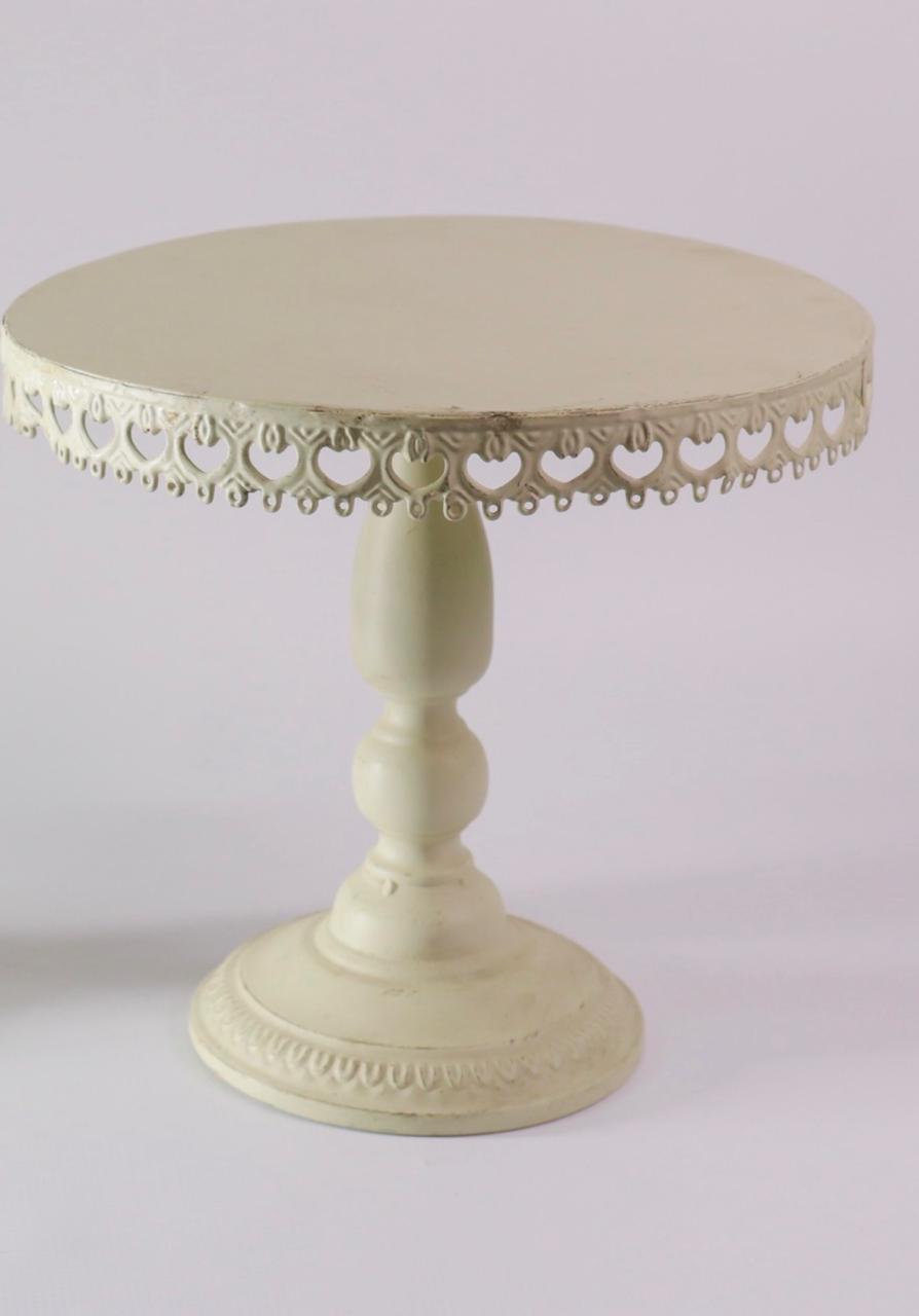 Crème lace cake stand tall