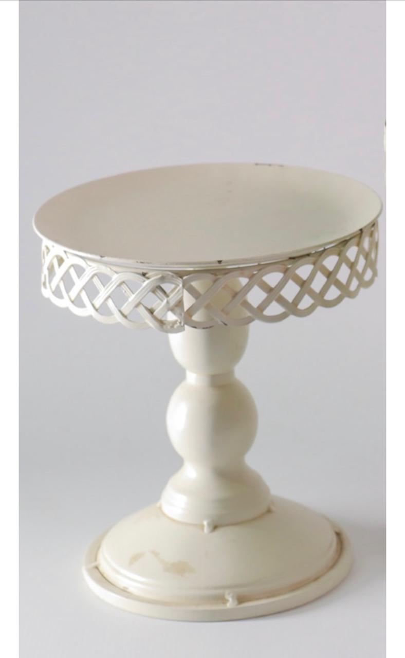 Crème lace cake stand short
